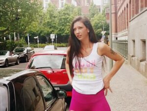 Hot_Svenja Porno Video: PUBLIC pissen in Berlin